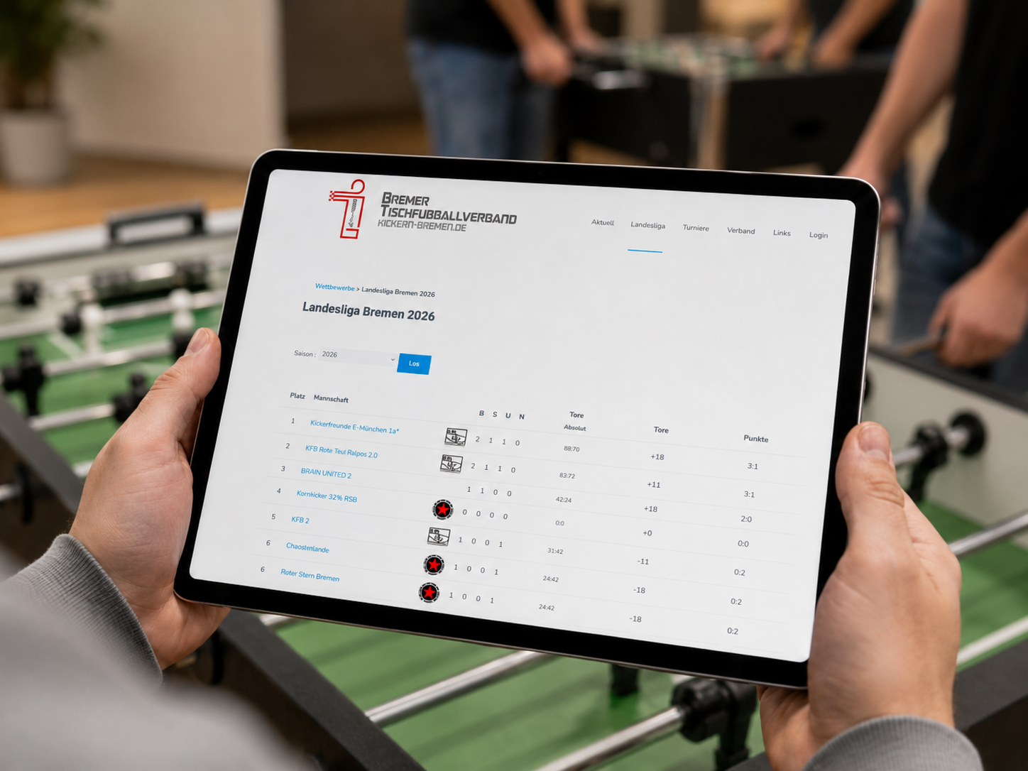 Tablet mit der neuen Website des Bremer Tischfußballverbands vor einem Kickertisch